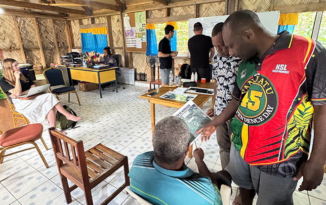 Planning the week with Nasituan. Tanna Gardens office, Vanuatu Planning the week with Nasituan. Tanna Gardens office, Vanuatu